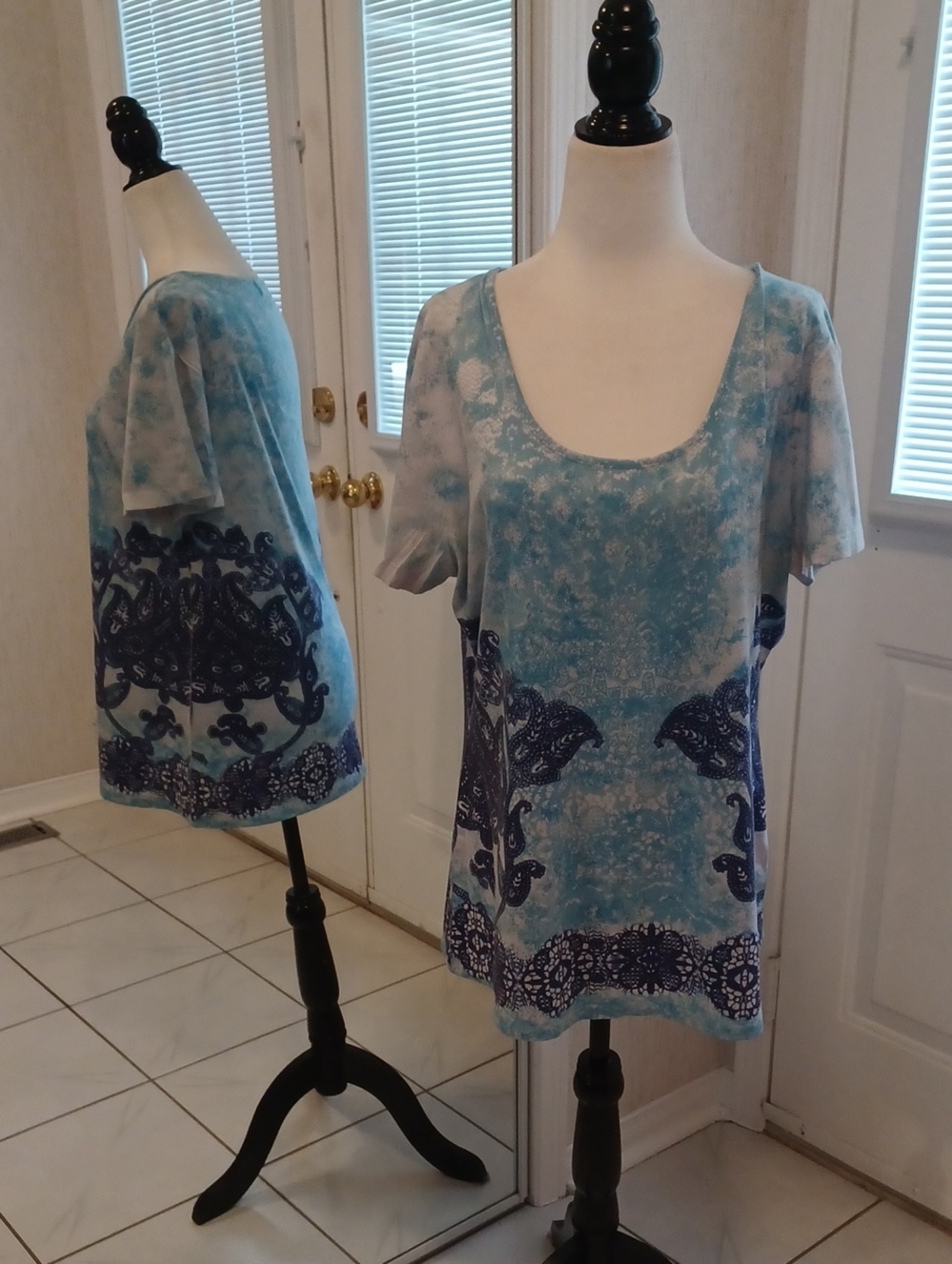 4/$30 Blue Scoop Neck Floral Tee - Size Large